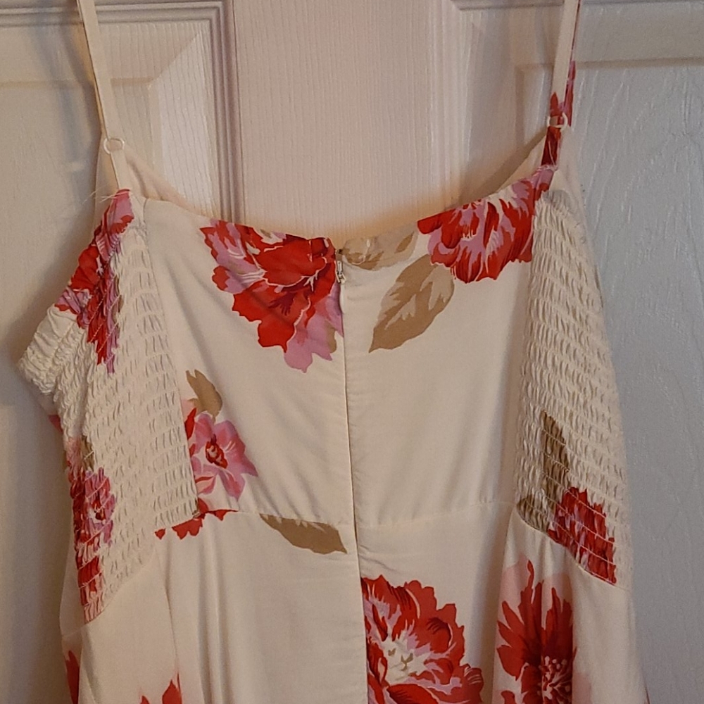 White sundress with red and pink rose patterns - Picture 3 of 3